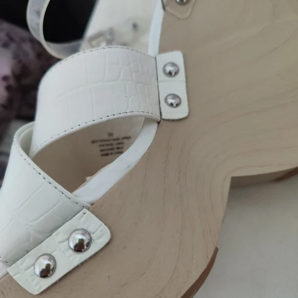 Gianni Bini white wedges Size 9 - Picture 16 of 16